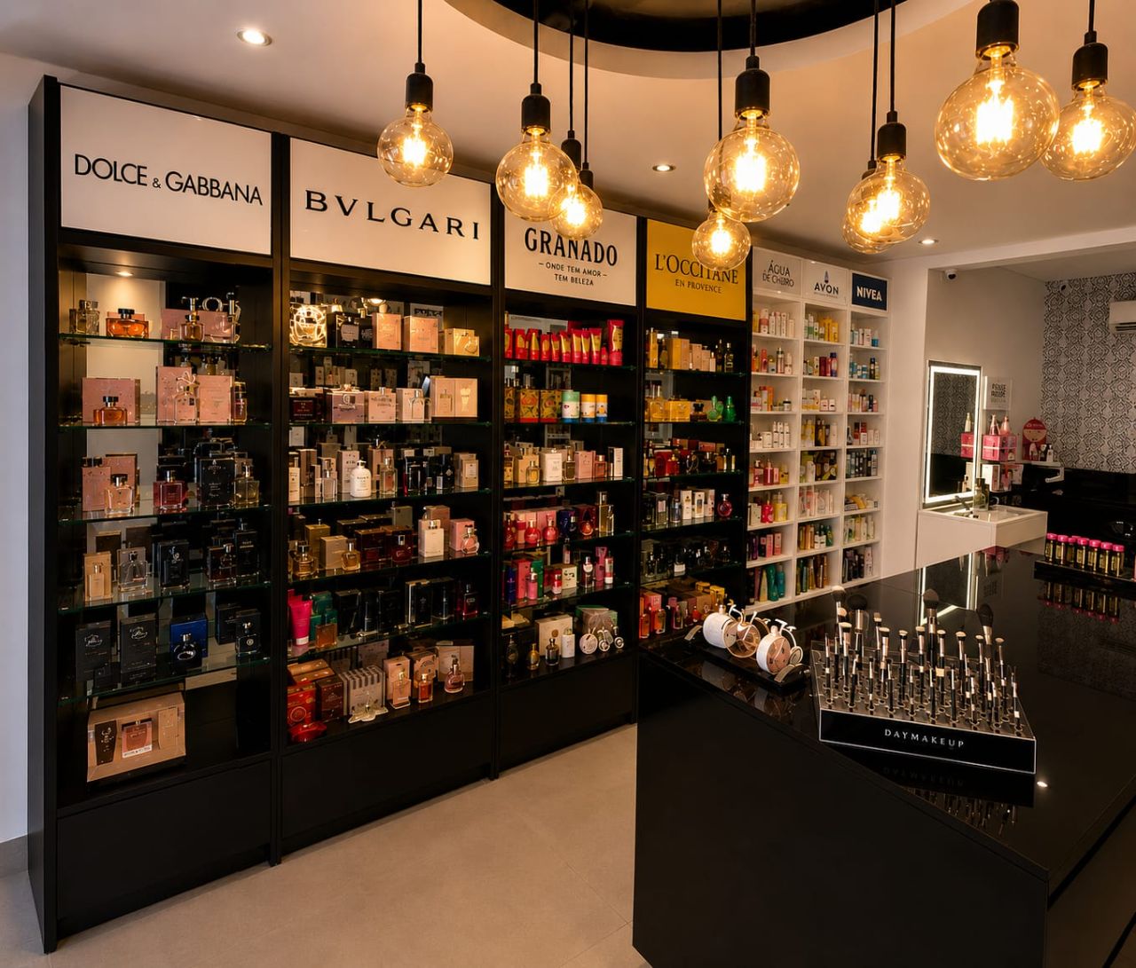 Prateleiras com perfumes importados na La Mer Perfumaria